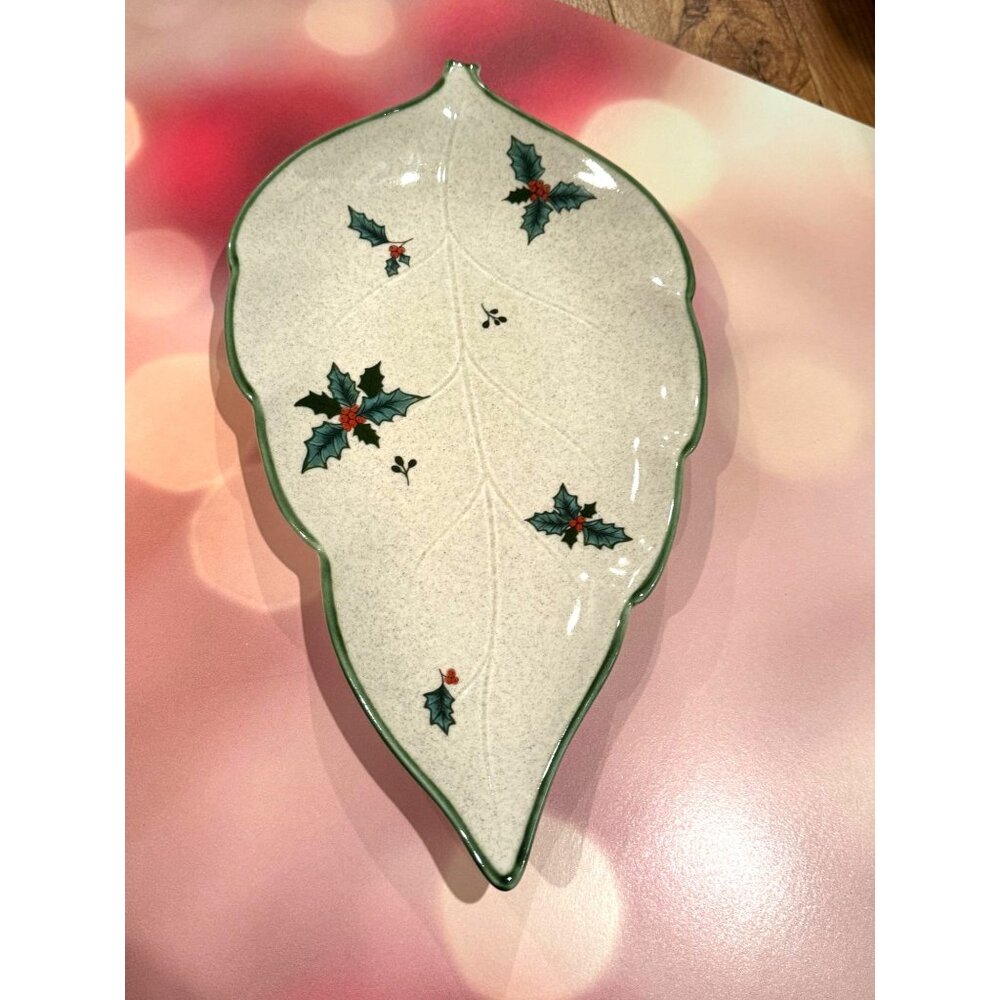 Mikasa “Festive Season” Leaf-Shaped Serving Dish – Made in Japan‎ 🎄🍃